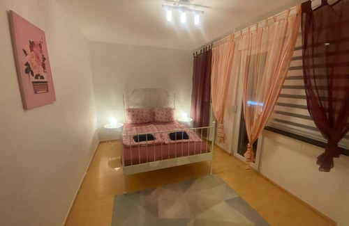 Mainz City Center Apartment | Spacious Apartment for 10 Guests in Mainz with Kitchen
