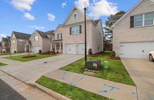Grayson House | Whispering Pines Residence: Ideal for Family and Pets