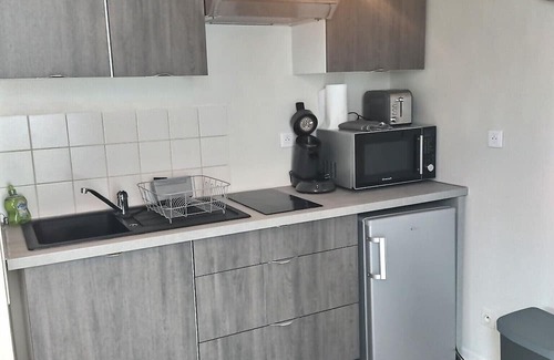 Evreux Apartment | Relaxing Appart Bourg 13: Garden, Free Wifi & Family Friendly
