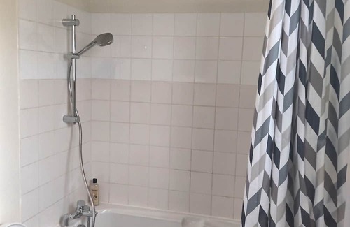 Evreux Apartment | Relaxing Appart Bourg 13: Garden, Free Wifi & Family Friendly