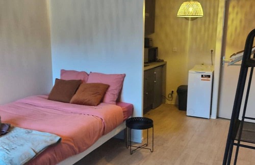 Evreux Apartment | Relaxing Appart Bourg 13: Garden, Free Wifi & Family Friendly