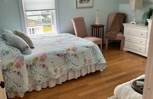 Bristol Apartment | Cozy Suite with Pool and Ocean View in Downtown Bristol