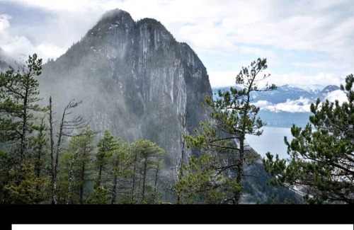 Squamish House | Comfortable Chief Mountain View Retreat with Family Amenities