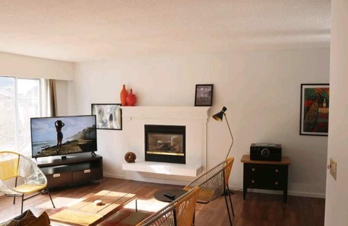 Squamish House | Comfortable Chief Mountain View Retreat with Family Amenities