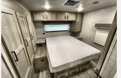 Elmo House | Charming 2-Person RV Getaway for Family Adventures