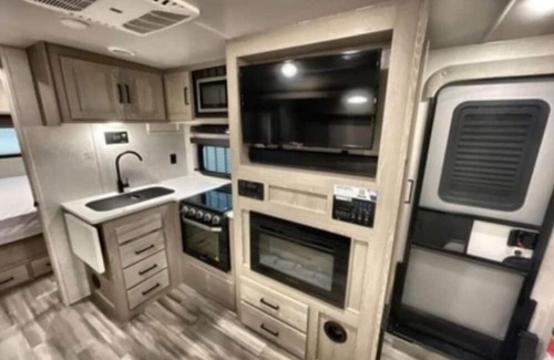 Elmo House | Charming 2-Person RV Getaway for Family Adventures