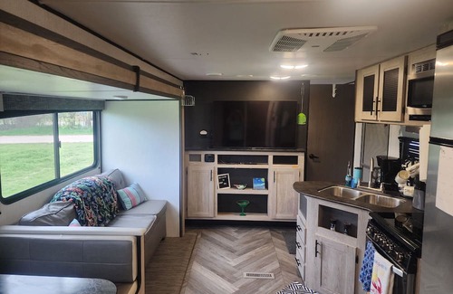 Burnet House | Charming RV Retreat Minutes from Town with Hot Tub & Spa