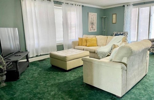 Acton House | Family-Friendly 3BR Home with Pool Table and Kitchen