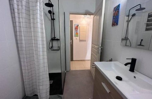 Saint-Denis Apartment | Cozy Stay at Studio Bellepierre with Spa and Breakfast