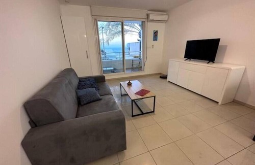 Saint-Denis Apartment | Cozy Stay at Studio Bellepierre with Spa and Breakfast