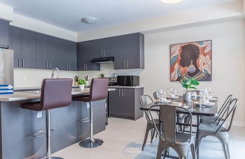 Caledonia House | Experience a New Stay Near Hamilton International Airport