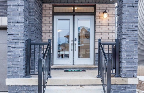 Caledonia House | Experience a New Stay Near Hamilton International Airport