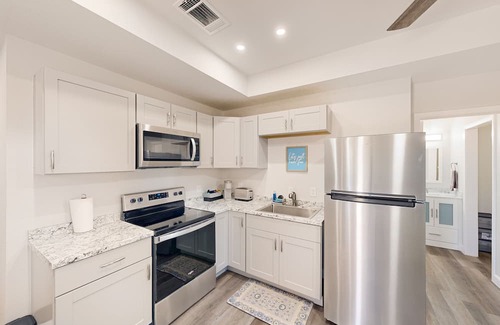 Denton Apartment | Modern Guesthouse Near Downtown with Spa & Breakfast