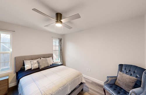 Denton Apartment | Modern Guesthouse Near Downtown with Spa & Breakfast