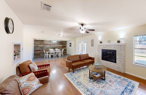 Denton House | Ideal Home With Yards & Prime Downtown Access