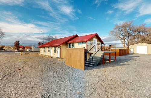Soap Lake Apartment | Updated retreat with kitchenette, on-site laundry, private patio, & central AC