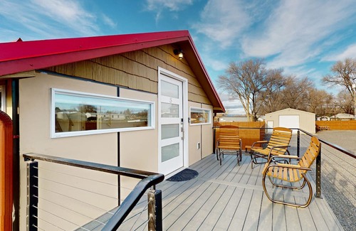 Soap Lake Apartment | Updated retreat with kitchenette, on-site laundry, private patio, & central AC