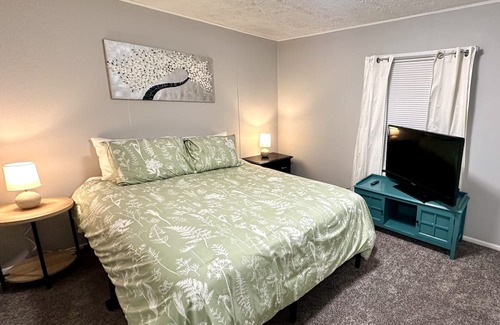 South Hills Apartment | Stylish Retreat with Private Hot Tub - 10/10 Guest Rated!