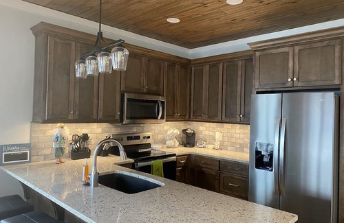 Scottsville House | Experience Breathtaking Lake Views at Sunset Shores Hotel