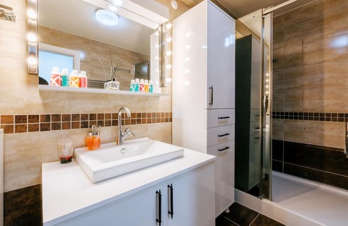 Pendik Apartment | Bright Flat with Kitchen, 9 Min to IstMarina Awaits You