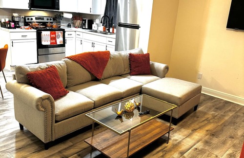 Jefferson House | Pet-Friendly 1BR King Suite at Tangerine Dream Hotel