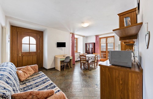 Croviana Apartment | Scenic Apartment "Casa Bluesky" with Garden & Mountain Views