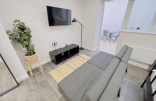 Upper Clapton Apartment | Relaxing Studio Flat at Hackney Studios - Pet Friendly Stay