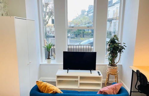 Upper Clapton Apartment | Cozy Hackney Studios with Kitchen & Pet-Friendly Options