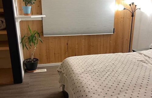 Courtice House | Relaxing Cottage Retreat with Trails and Ocean Views
