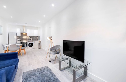 Corby Apartment | Modern Corby City Centre Apartment with Breakfast Included