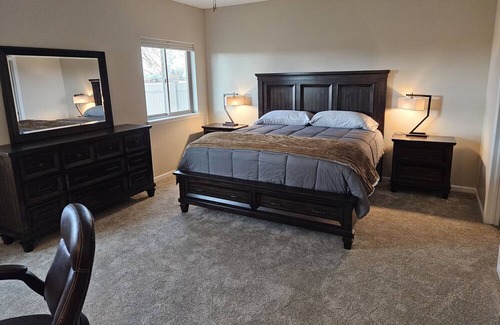 Montrose House | New, high-end home with mountain views. 5-10 mins from all amenities.