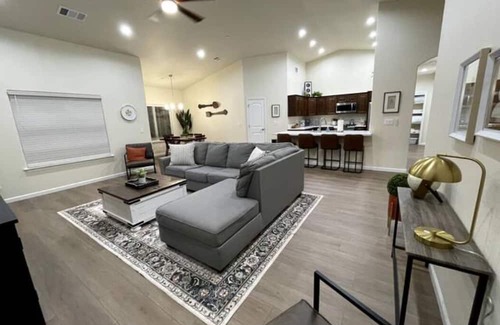 Fresno House | Fresno House: Family-Friendly 4-Bedroom Suite with Garage