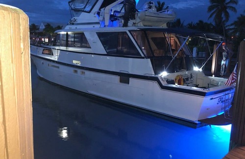 Midtown Boat Rental | Experience the 1983 65-Foot Hatteras Motor Yacht Escape