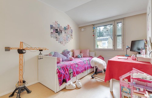 Itainen District House | Cozy Town-house with King Bed, Perfect for Families