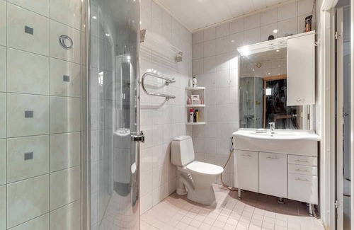 Itainen District House | Cozy Town-house with King Bed, Perfect for Families