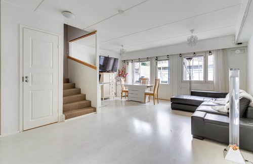 Itainen District House | Cozy Town-house with King Bed, Perfect for Families