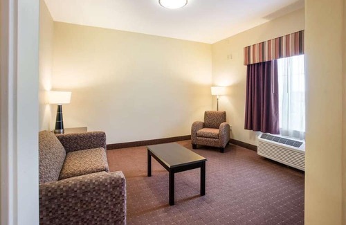Saint Landry House | Relax and Recharge! Enjoy in the Outdoor Pool, Free Breakfast & Parking!