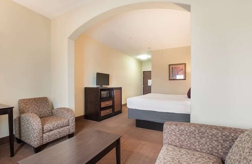Saint Landry House | Relax and Recharge! Enjoy in the Outdoor Pool, Free Breakfast & Parking!