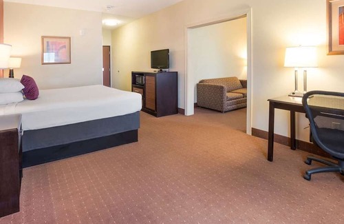 Saint Landry House | Relax and Recharge! Enjoy in the Outdoor Pool, Free Breakfast & Parking!