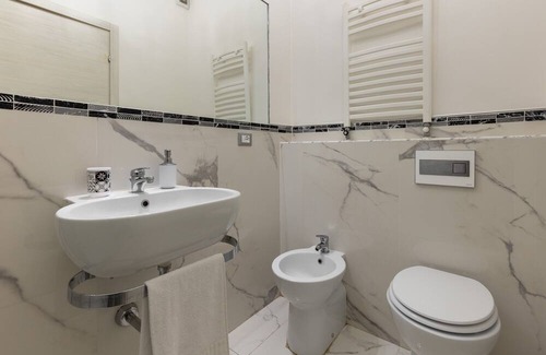 Saragozza-Porto Apartment | Experience Ai Piedi di San Luca with Free Parking & Spa