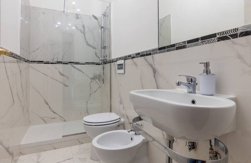 Saragozza-Porto Apartment | Experience Ai Piedi di San Luca with Free Parking & Spa