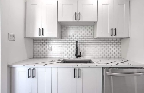 LaSalle Apartment | Stylish 2-Bed Apartment for 6: Near Airport & Downtown