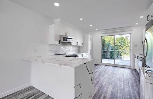 LaSalle Apartment | Stylish 2-Bed Apartment for 6: Near Airport & Downtown
