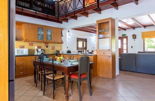 Tilisos House | Inviting Villa Ivis: Family-Friendly Retreat with Breakfast