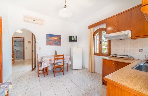 Milatos Beach Apartment | Cozy Seaside Retreat with Kitchen and Breakfast Included