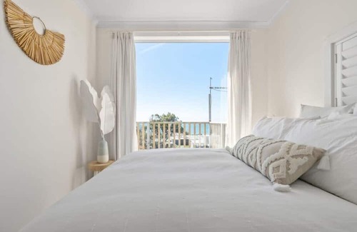 Lulworth Apartment | Idyllic Getaway: Beachfront Views & Family Friendly