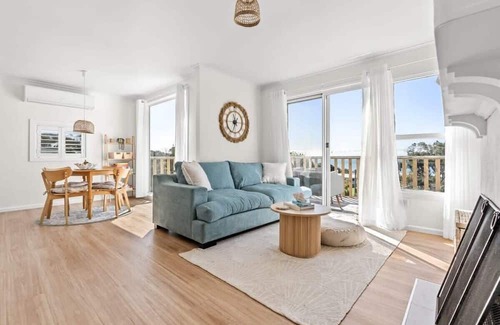 Lulworth Apartment | Idyllic Getaway: Beachfront Views & Family Friendly