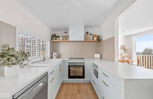 Lulworth Apartment | Idyllic Getaway: Beachfront Views & Family Friendly