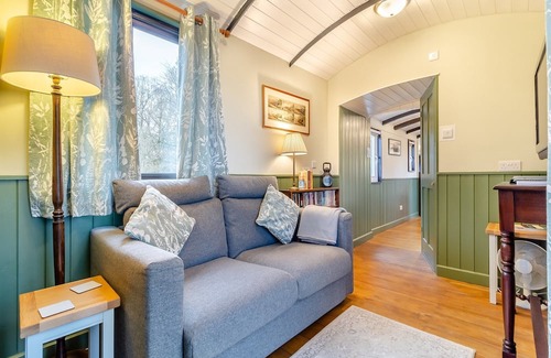 Pattiswick Cottage | Unique Stylish Brake Wagon Retreat in Scenic Countryside