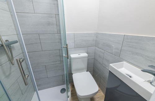 Maidstone House | Cozy 4 Bedroom Comfort Stay - Family and Pet Friendly Retreat
